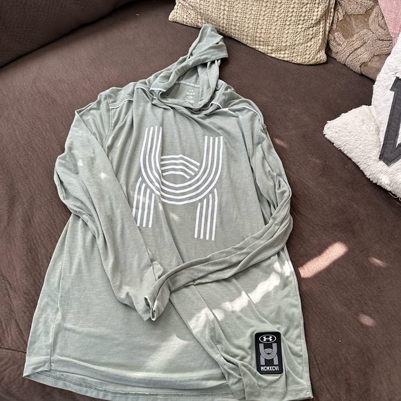 Very lightweight under Armour hoodie excellent condition - Picture 4 of 4